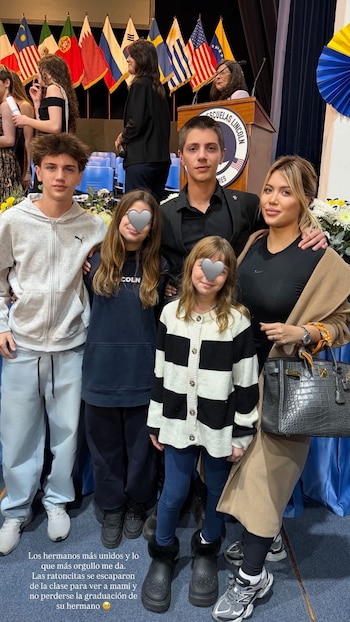 Wanda Nara posa con sus cuatro hijos en fila en un evento de graduación, con banderas de diferentes países de fondo en un auditorio