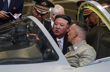 Kim Jong Un visitando una
