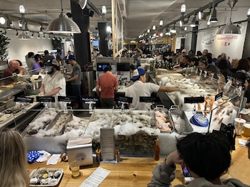 Uno de los puestos más populares por su oferta de mariscos frescos y lobster rolls.
