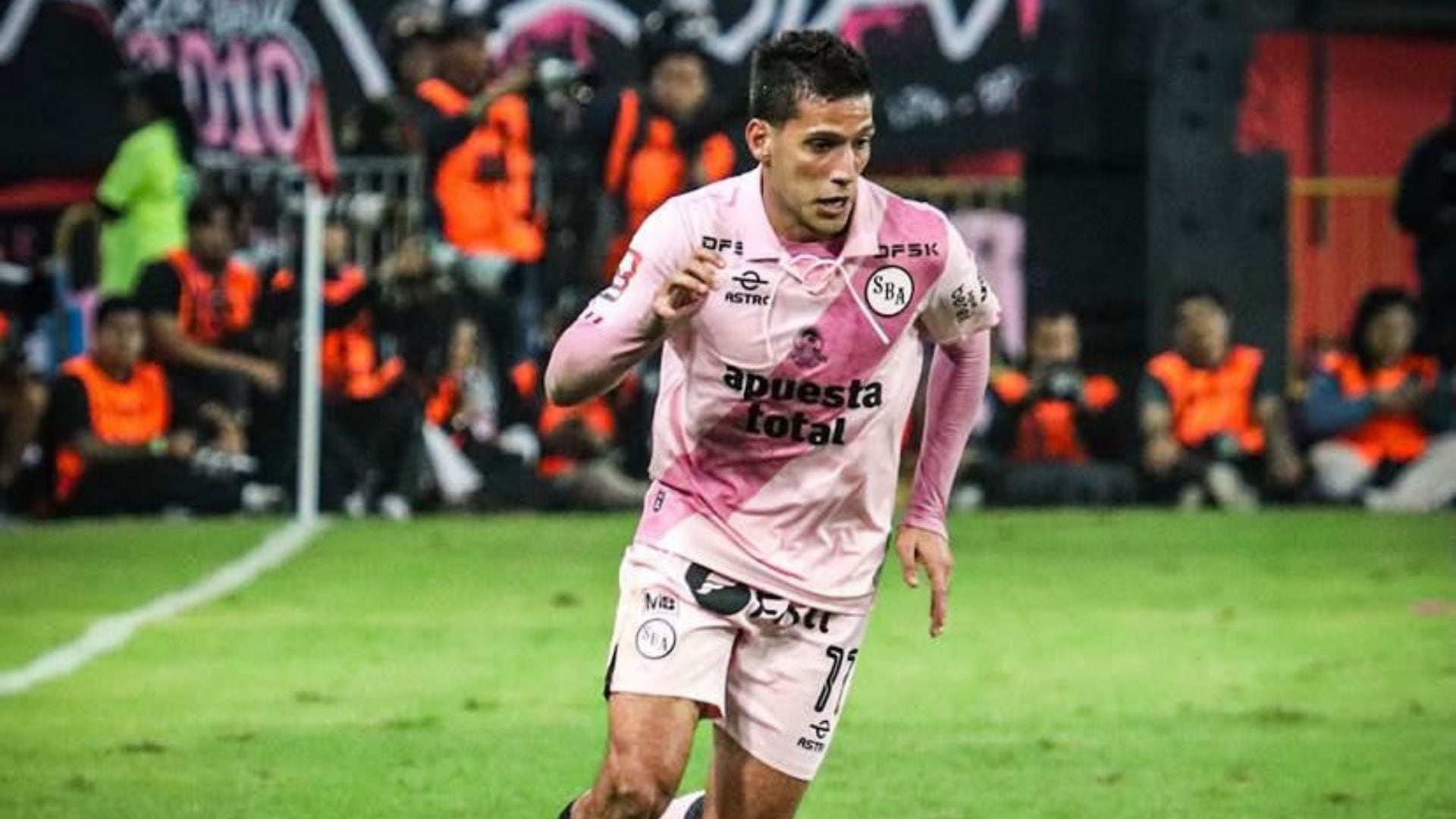 Emilio Saba ejerciendo un recorrido por flanco derecho ante Alianza Lima. - Crédito: Hugo Leandro