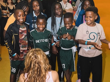 La participación de los Ghetto Kids en la ceremonia de la final da visibilidad a proyectos sociales en comunidades vulnerables como Katwe, Kampala, donde nació la agrupación - crédito @shakira / Instagram
