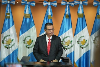 El fiscal general de Guatemala, Gabriel García Luna, durante una conferencia de prensa, el domingo 17 de mayo de 2026, en Ciudad de Guatemala. (AP Foto/Moisés Castillo)
