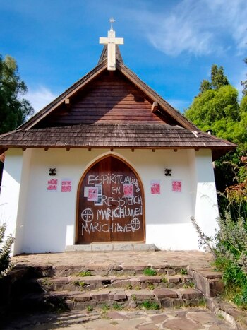 Con mensajes mapuches, vandalizaron una