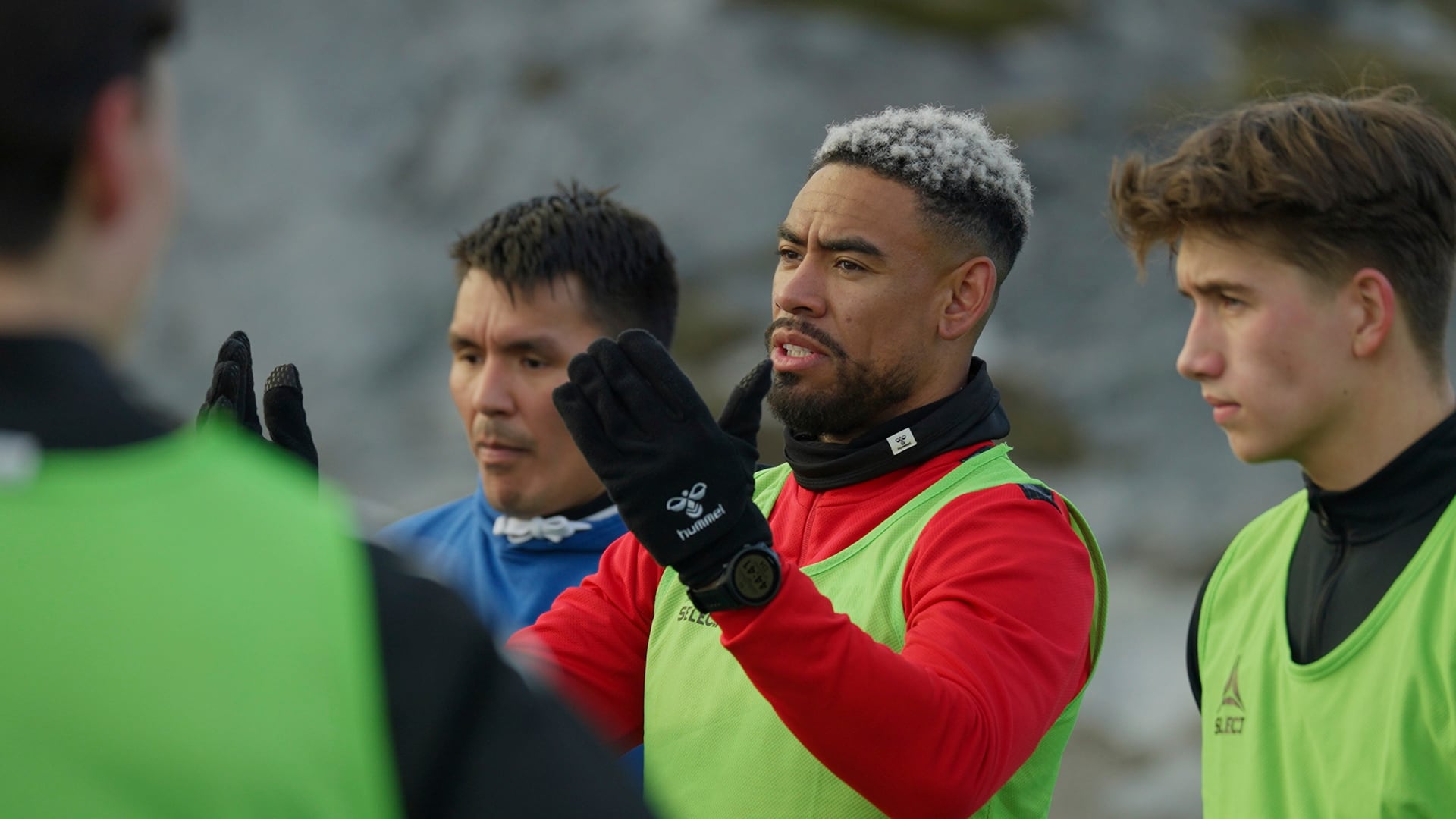 Patrick Frederiksen, capitán de la selección nacional de Groenlandia, habla con los jugadores durante el entrenamiento en el estadio Nuuk, Groenlandia, el martes 17 de junio de 2025. (Foto AP/Kwiyeon Ha)