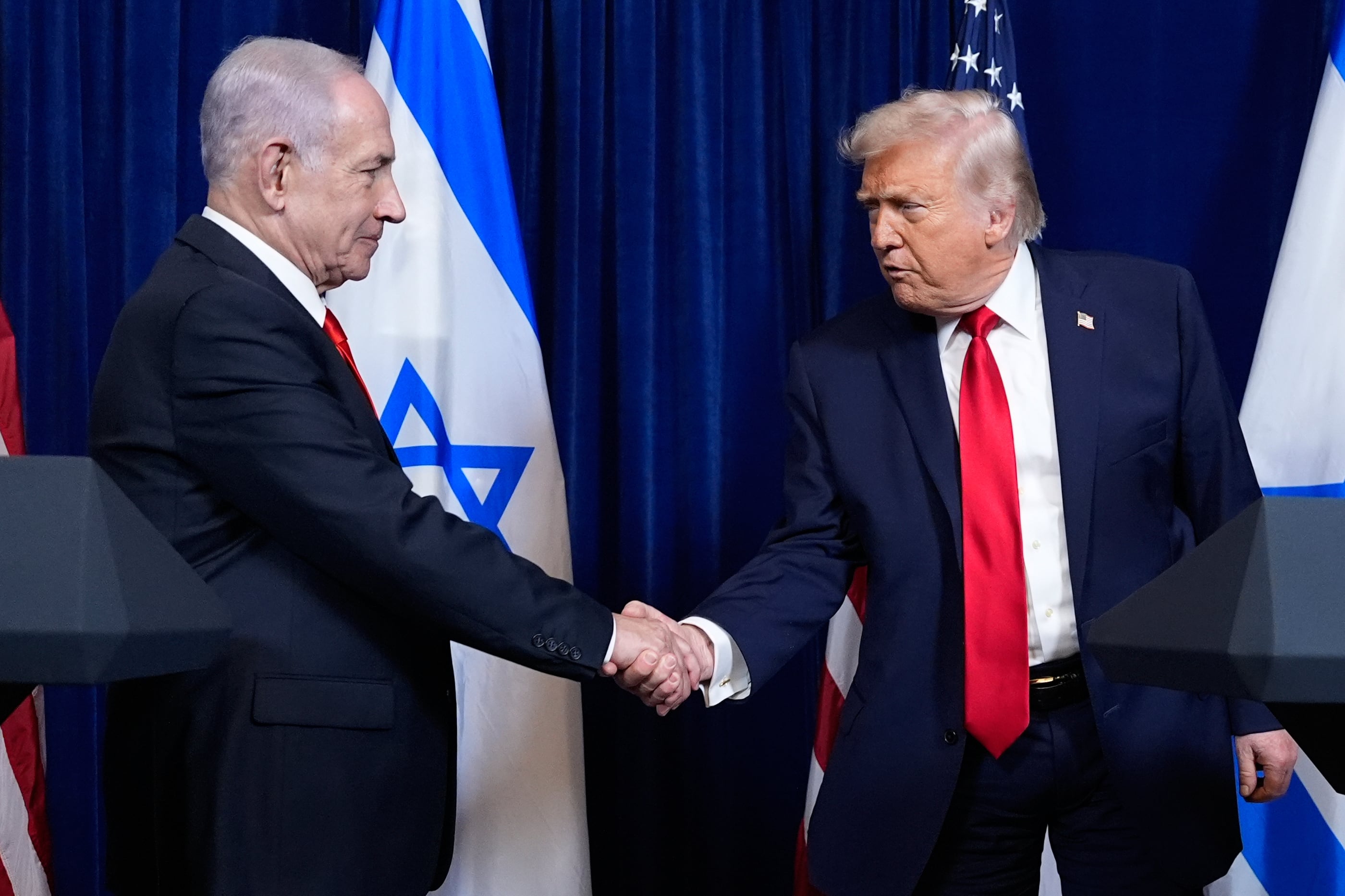 El presidente estadounidense Donald Trump saluda al primer ministro israelí Benjamin Netanyahu al final de una conferencia de prensa en Mar-a-Lago, el 29 de diciembre de 2025, en Palm Beach, Florida (AP/Alex Brandon, Archivo)