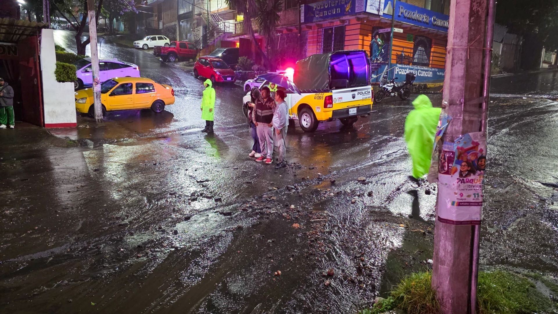CIUDAD DE MÉXICO, 11MAYO2026.- Intensas lluvias se presentaron al sur de la capital, dejando severas inundaciones en el Periférico a la altura de la Picacho Ajusco. Personal de protección civil y bomberos trabajaron desazolvando para bajar el nivel del agua. FOTO: AXEL SÁNCHEZ/CUARTOSCURO.COM