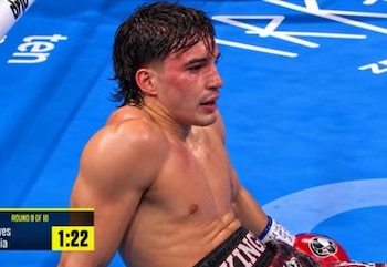 El boxeador argentino Alan Cháves perdió la pelea con el dominicano García y se quedó sin título y sin invicto (Captura de video)