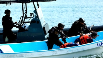 En un mensaje difundido en redes sociales, la representación diplomática destacó el trabajo con la unidad STORM y resaltó operativos de interdicción en rutas del Pacífico, junto con imágenes del personal involucrado (Foto cortesía Embajada de los Estados Unidos)