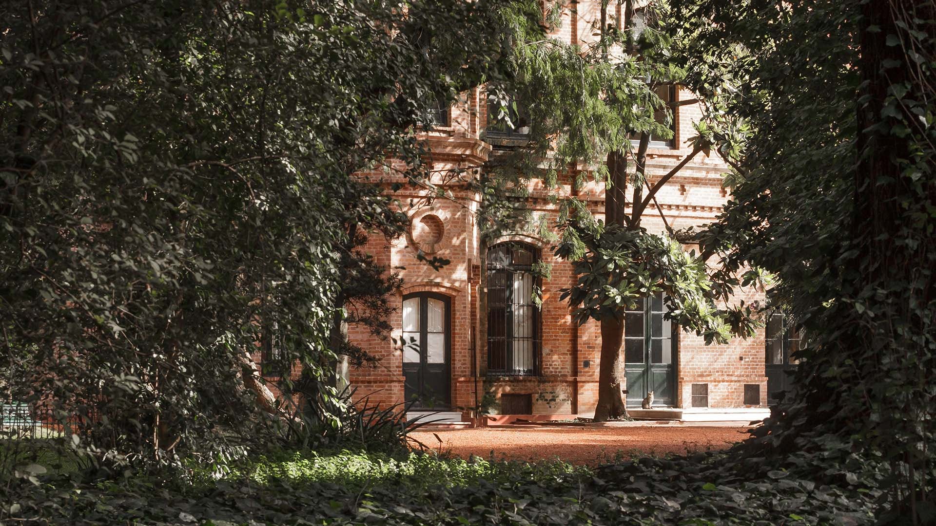 Carlos Thays vivió en la casona del Jardín Botánico desde 1892 hasta 1898. Se mudó allí con su familia para supervisar personalmente las obras de construcción y diseño del predio