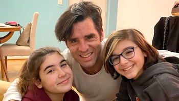 Carlos junto a sus hijos.