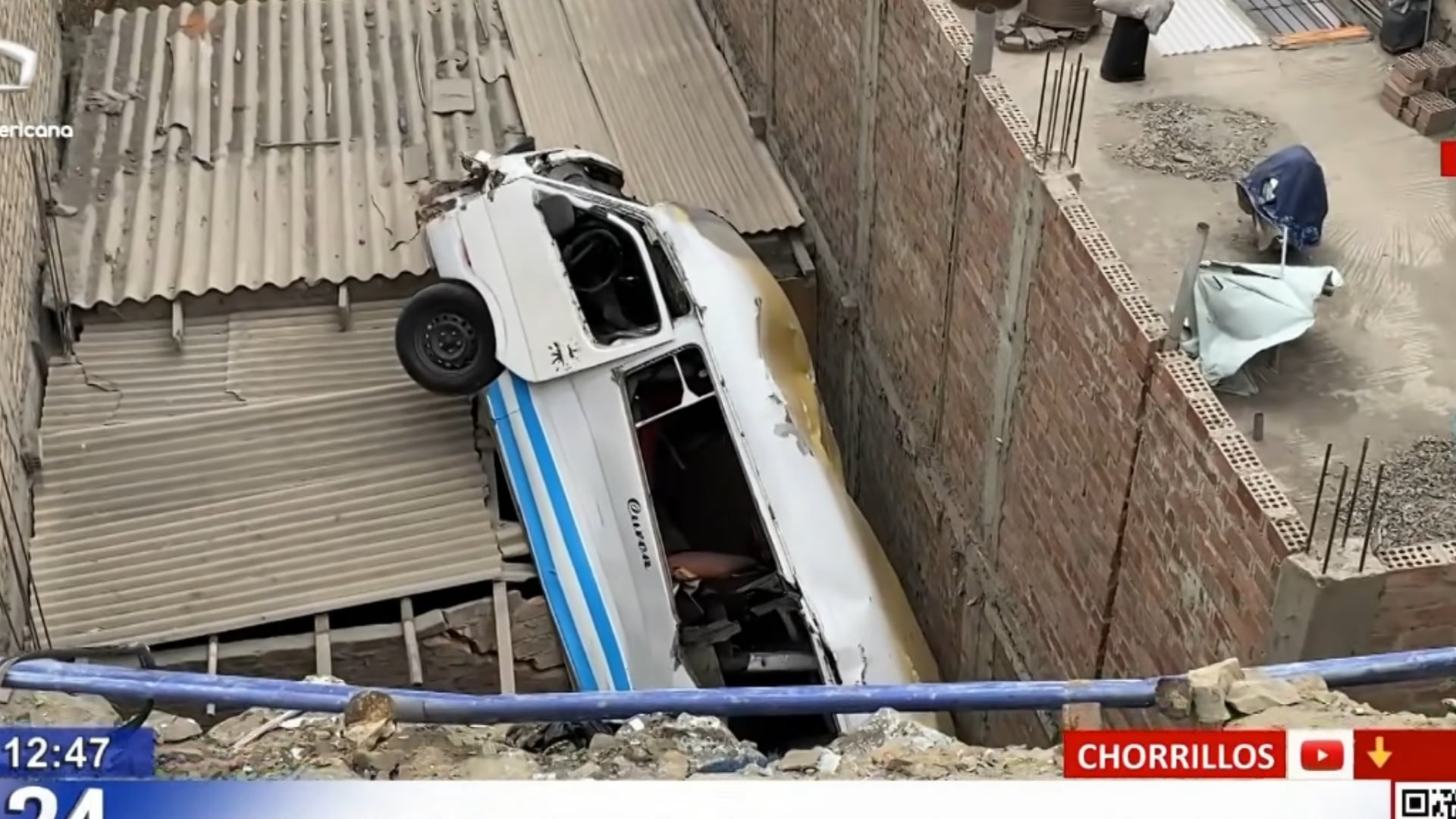 Una combi permanece incrustada en el techo de una vivienda tras caer por una pendiente en el distrito de Chorrillos. (Captura: 24 Horasa / Panamericana Televisión)