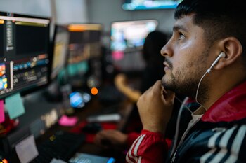 Ezequiel durante las transmisiones de las ligas de LVP.