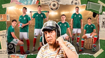 Chespirito en primer plano con su gorra, rodeado por cinco jugadores de la selección mexicana en uniformes verdes sobre un fondo de estadio y elementos de scrapbook.