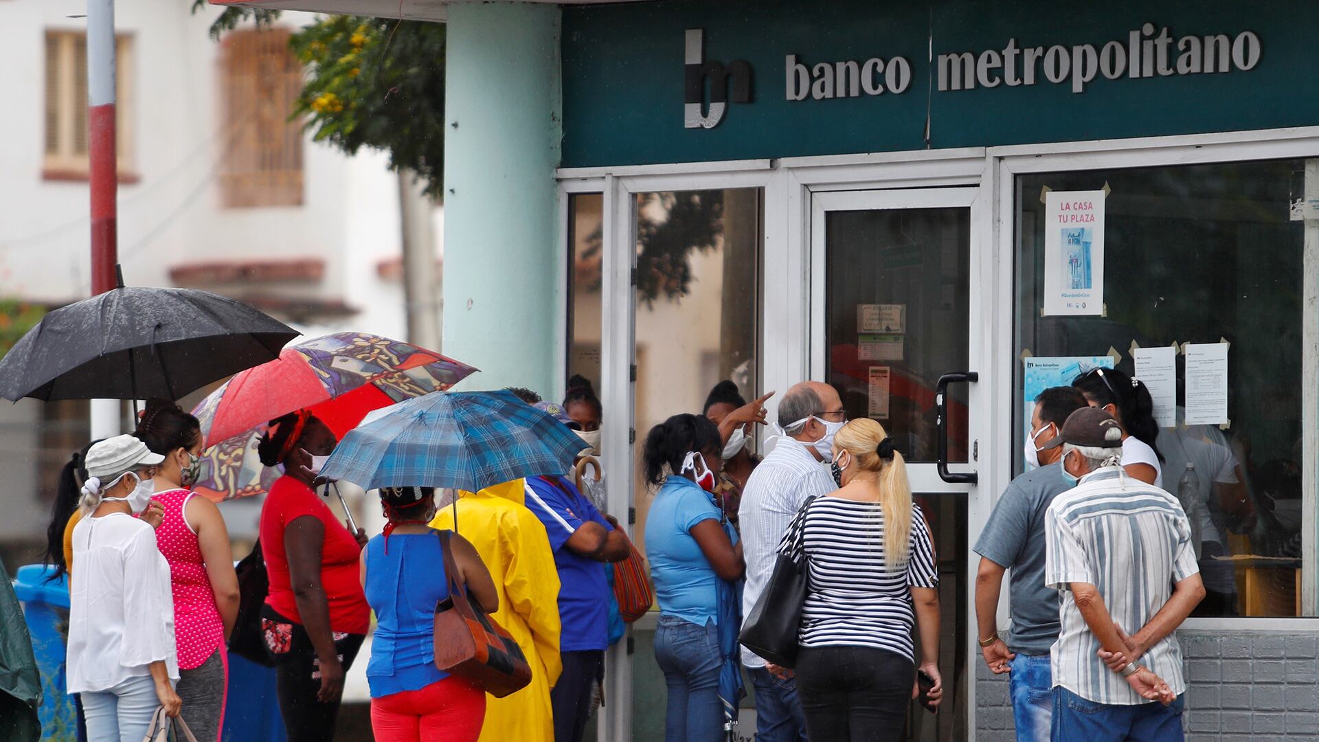 Varias personas hacen fila para entrar en un banco en La Habana (Cuba). EFE/Yander Zamora/Archivo