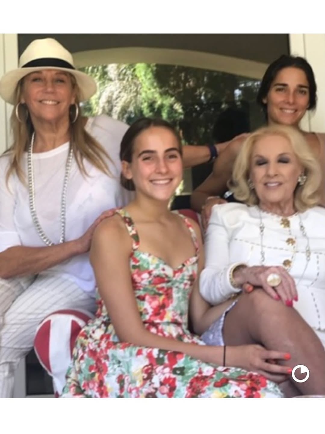 Junto a varias generaciones de su familia en una postal emotiva