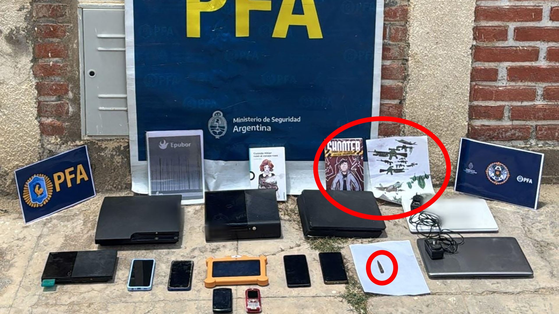 Un afiche de armas largas y un proyectil hallado en uno de los allanamientos