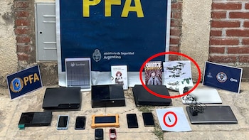 Un afiche de armas largas