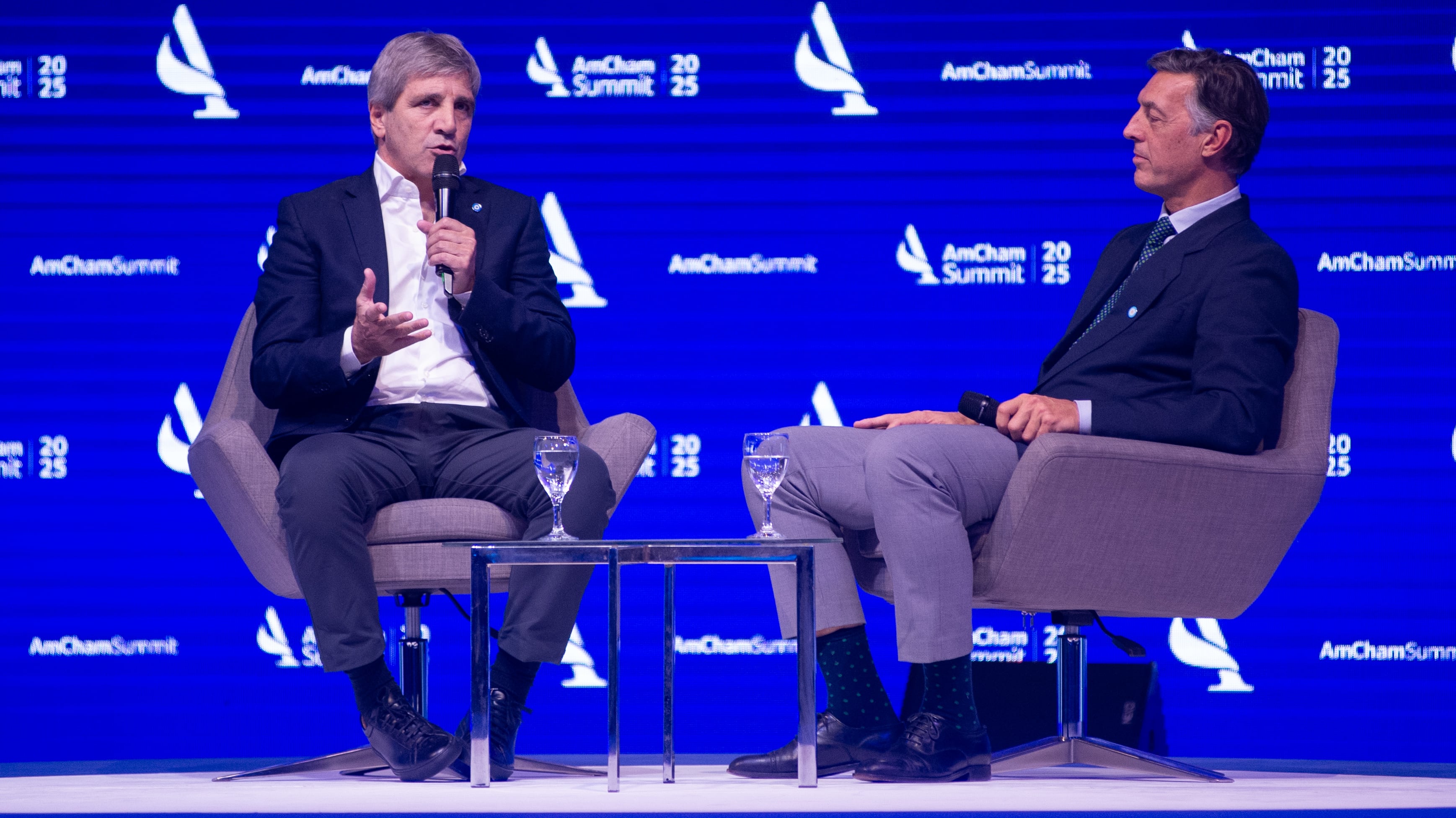Luis Caputo con el anterior presidente de AmCham, Facundo Gómez Minujín (Jaime Olivos)