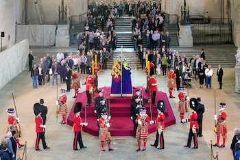Los miembros del público desfilan