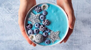 La comida azul pintada con