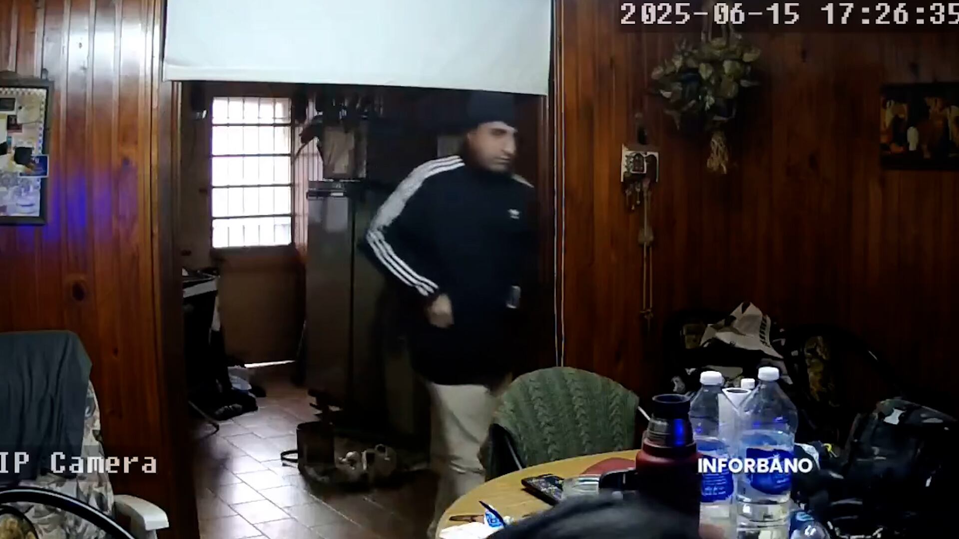 El delincuente que se percató de la existencia de la cámara de seguridad.