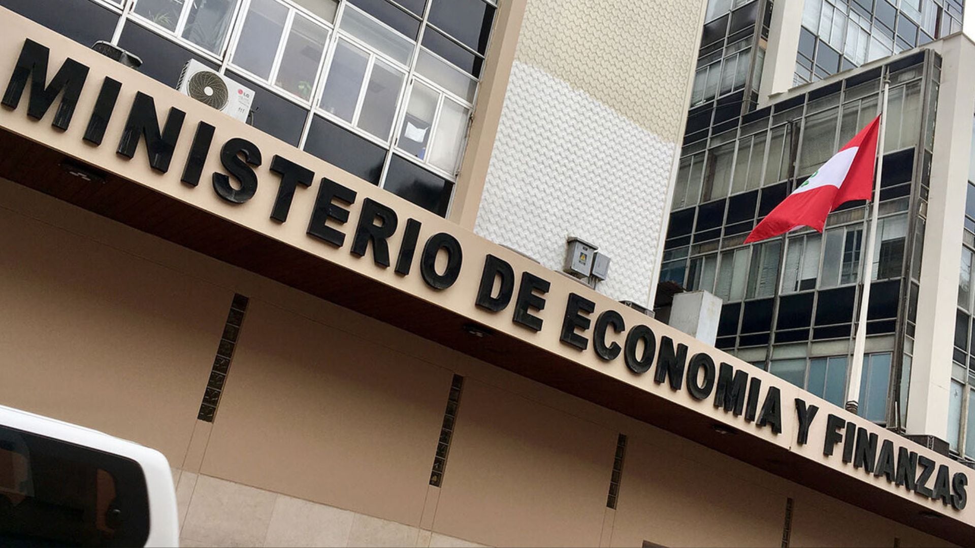 El exministro propuso 402 medidas que podrían aumentar el crecimiento económico anual por encima del 5%.