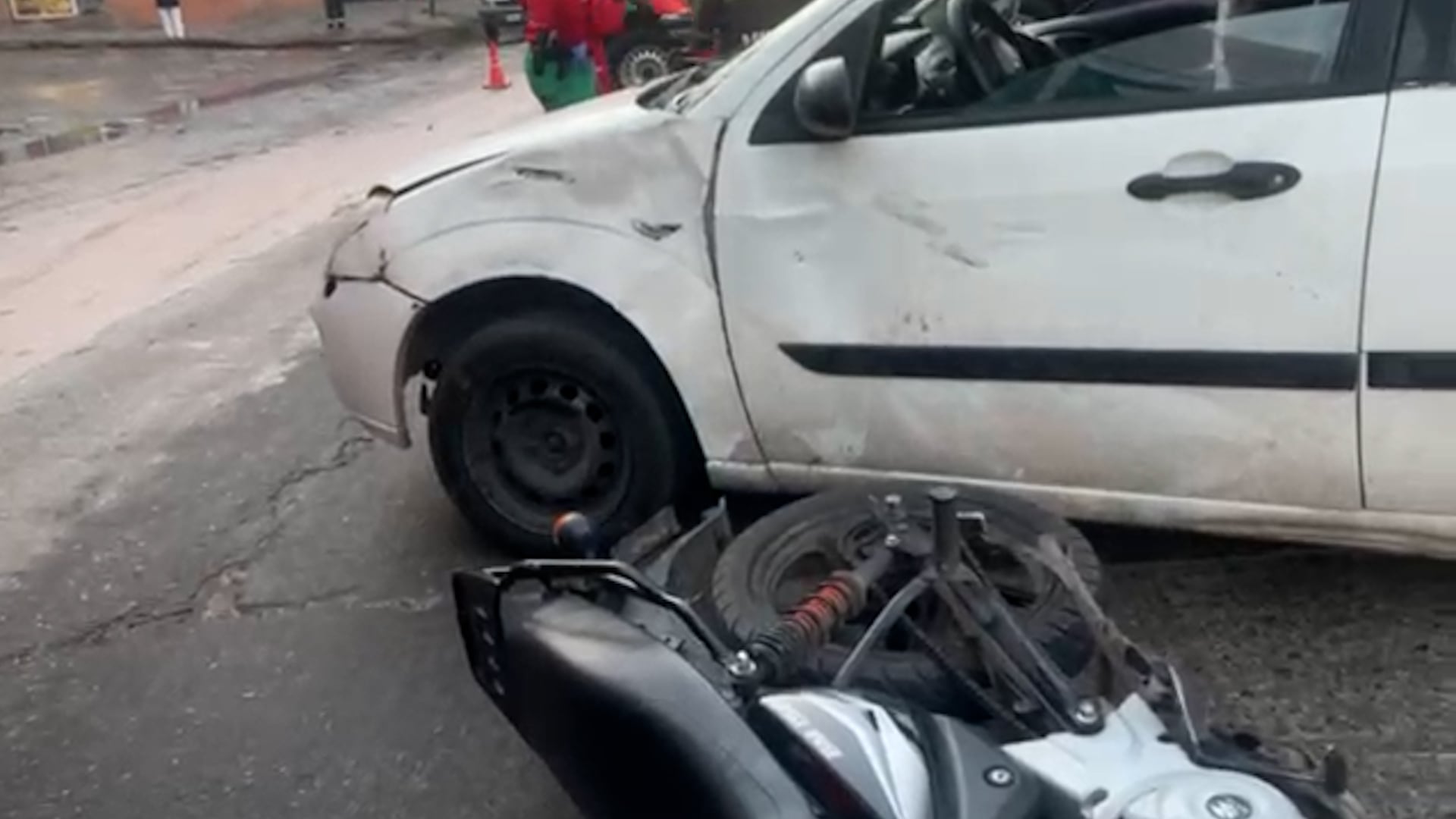 La moto y el auto, partícipes del incidente