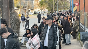 Más de 1.500 personas, cinco cuadras de fila y horas de espera para postularse a 14 puestos de trabajo en Berazategui