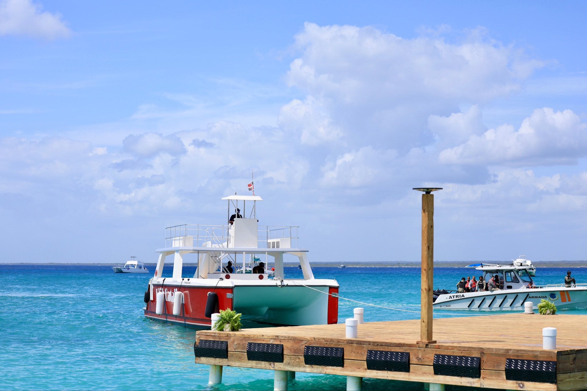 El presidente Luis Abinader inauguró el muelle turístico del Atelón y lanzó la construcción de un club de playa en Isla Catalina para potenciar el turismo de lujo en República Dominicana. (Cortesía: Presidencia de la República Dominicana)