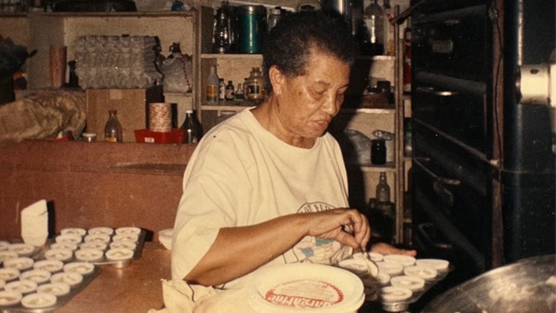 Aileen Chin empezó a cocinar a los 5 años y trasladó sus recetas manuscritas al universo digital junto a su nieto Lucas Wong (Créditos: Récord Guinness)