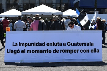 Una persona sostiene un cartel este viernes, frente a la Corte Suprema de Justicia para exigir a la Comisión de Postulación del Ministerio Público que excluya a la actual fiscal general, María Consuelo Porras Argueta, de la lista de aspirantes a la jefatura del Ministerio Público en Ciudad de Guatemala (Guatemala). EFE/ Alex Cruz