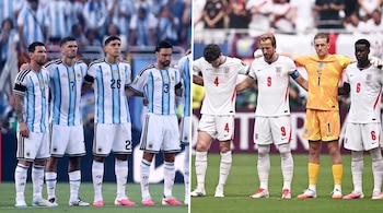 Grupos de jugadores de fútbol de Argentina con uniforme celeste y blanco e Inglaterra con uniforme blanco y naranja, de pie en un campo verde.