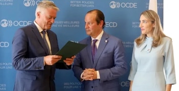 En abril se firmó un memorando de Entendimiento entre el canciller panameño Javier Martínez-Acha Vásquez (der) y el secretario general de la OCDE, Mathias Cormann, un paso que el Gobierno presentó como parte de su ruta para alinear políticas públicas con la OCDE. (MinRe)