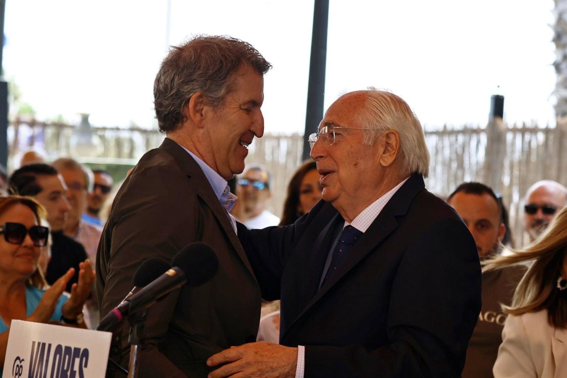 04/06/2025 El líder del Partido Popular, Alberto Núñez Feijóo (i), y el presidente del PP de Melilla y de la Ciudad Autónoma, Juan José Imbroda (d), ofrecen declaraciones a los medios, a 4 de junio de 2025, en Melilla (España). Feijóo visita Melilla para analizar y abordar diversos problemas que, según su partido, no han sido atendidos por el Gobierno central. Durante su estancia, se ha reunido con representantes institucionales y sociales de la ciudad autónoma para conocer de primera mano la situación local en ámbitos como la seguridad, la economía y la gestión de fronteras.POLITICA Óscar Giménez Barrios - Europa Press