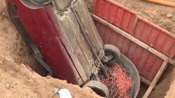 Auto cayó en enorme zanja