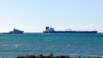 Francia libera un presunto petrolero