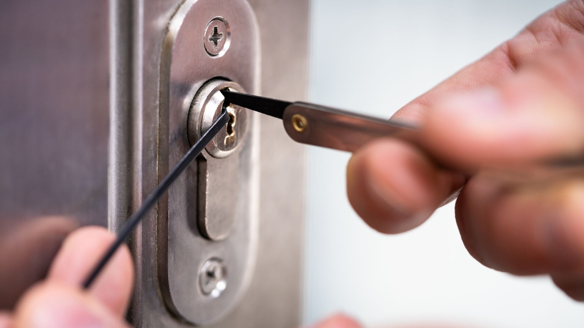 Una persona trata de abrir una cerradura sin las llaves.