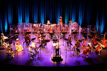 Fotografía que muestra integrantes de