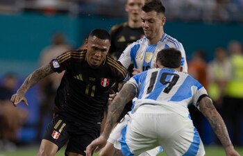 Bryan Reyna se las ingenió para generar peligro en el Perú vs Argentina por Copa América 2024. - créditos: Michael Pimentel/ISI Photos/Getty Images
