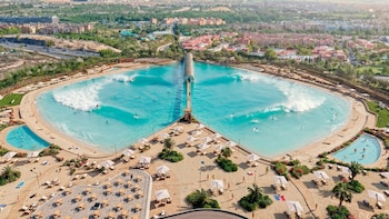 La playa que quiere el Atleti es “insostenible”: el mayor parque de olas de Europa para los amantes del surf perderá 184.000 litros de agua al día