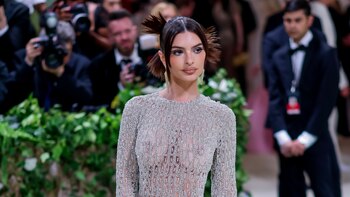 Los famosos desfilan por el