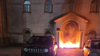 Mar del Plata: prendió fuego un colchón por el frío y terminó con un incendio en la puerta de una iglesia