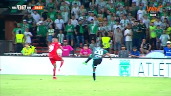 El balón primero dio en