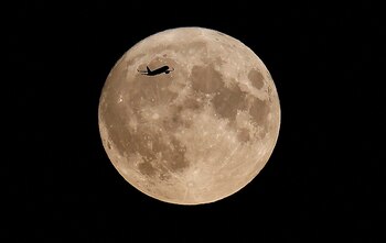 Un avión es fotografiado en