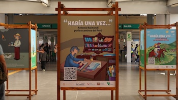 Tres paneles de madera muestran ilustraciones coloridas de Antonio Raimondi en una estación del Metro de Lima, con señales de salida y pasajeros en el fondo
