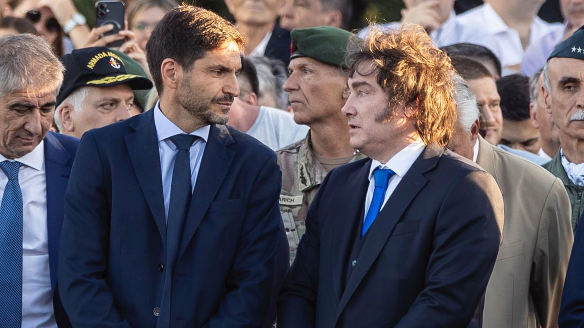 El gobernador de Santa Fe, Maximiliano Pullaro, y el presidente Javier Milei dialogan en un acto de la entrega del sable corvo de San Martín a los Granaderos
