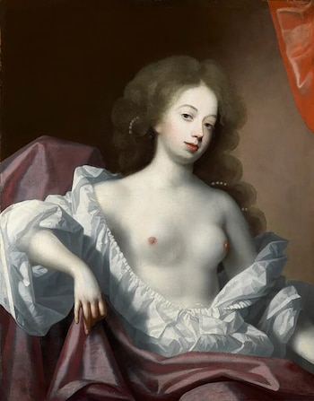Pintura de una mujer de cabello castaño con perlas, ropa blanca holgada que expone el torso y telas drapeadas en tonos púrpura