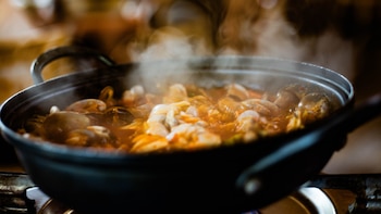 Receta de arroz con berberechos, un clásico con mucho sabor a mar para triunfar en comidas familiares y reuniones con amigos