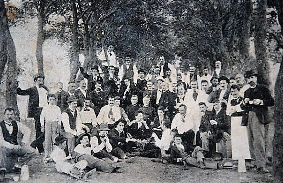 Grupo de trabajadores de la Basílica en 1896 con los padres Jorge Salvaire y Juan Bautista Delpech