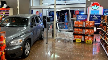 Un hombre de 60 años embiste con su auto la entrada de un Kroger en Texas y confiesa el motivo: una urgencia por ir al baño